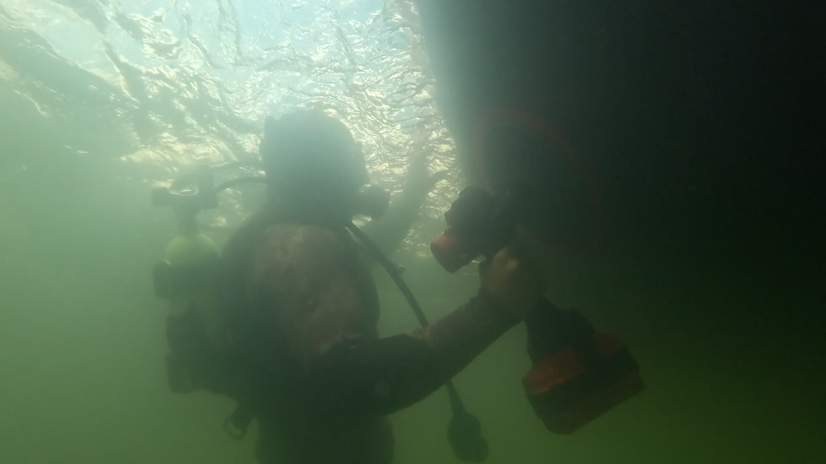 Underwater hull service